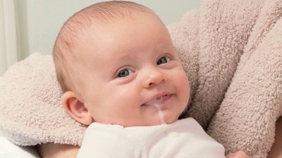 remedios regurgitación en bebés