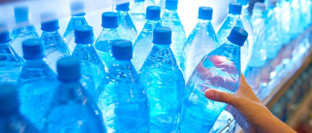 agua mineral beneficios y riesgos