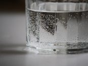 vaso de agua con burbujas que significa