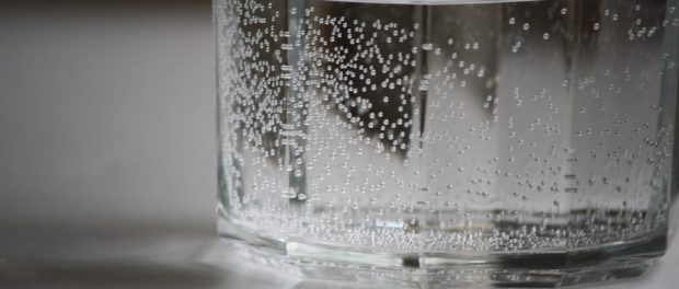 vaso de agua con burbujas que significa