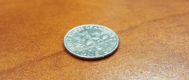 que significa encontrar monedas de 10 centavos